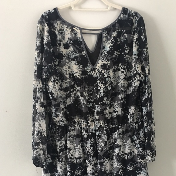 Flowy Dress with Cut Out Detail 🖤SALE🖤 - Picture 2 of 3